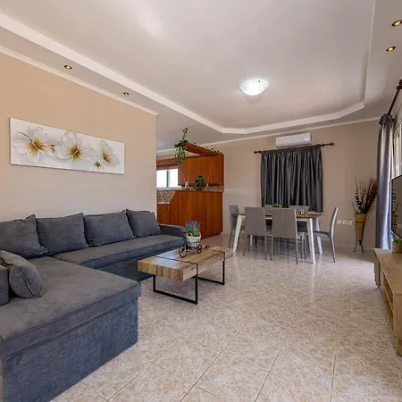 Vila Blossom Laganas